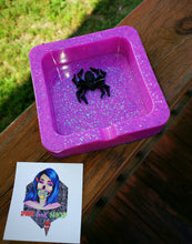 Load image into Gallery viewer, 🕸BubbleGum Widow Ashtray🍬
